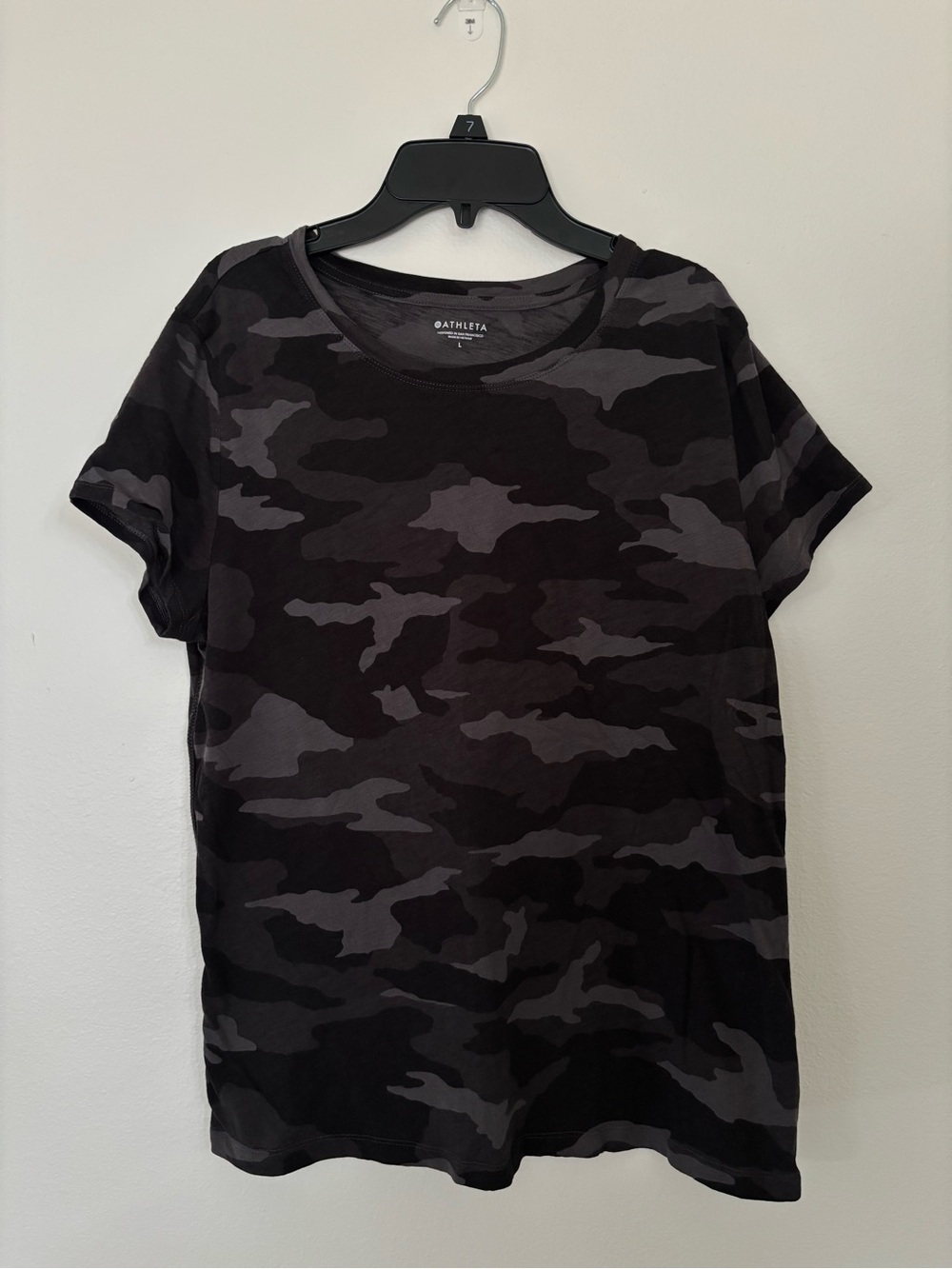 Athleta Women's Organic Cotton Black and Gray Camo Short Sleeve Shirt Yoga Soft